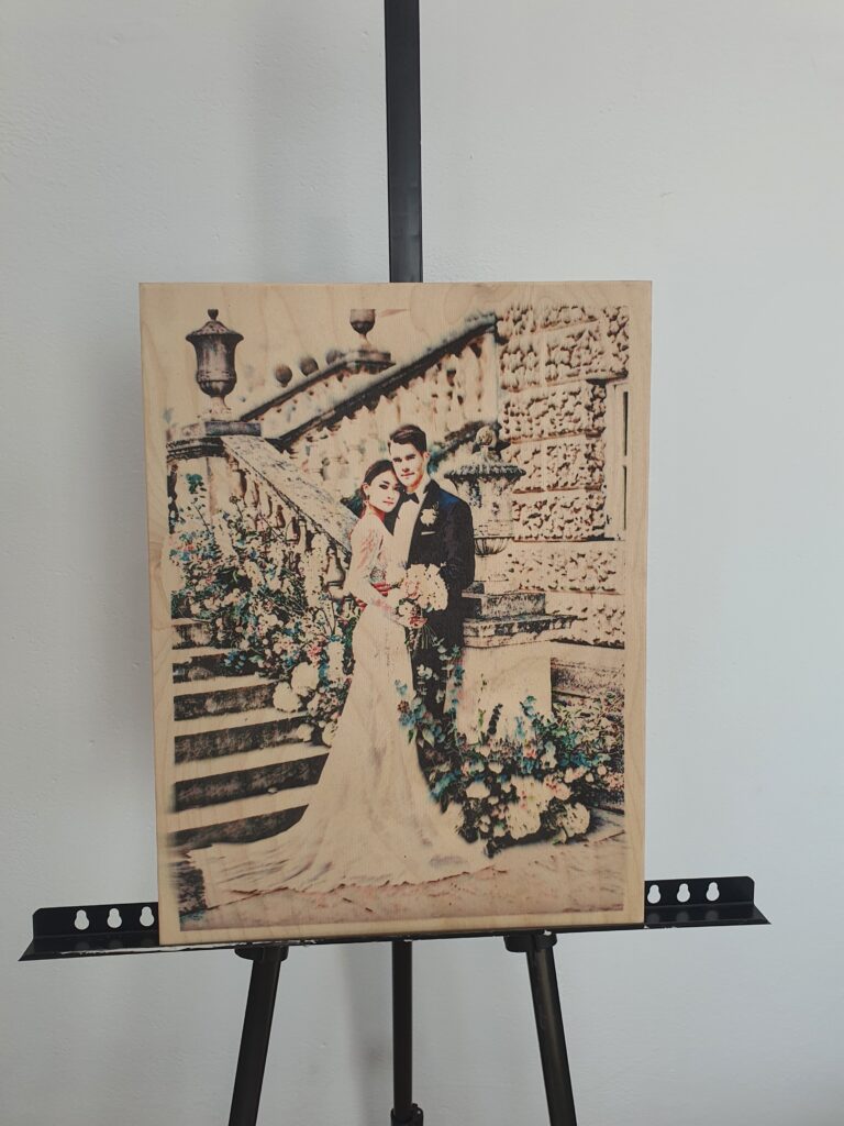 Kolorowy portret pary młodej stojącej pośród kwiatów na kamiennych schodach