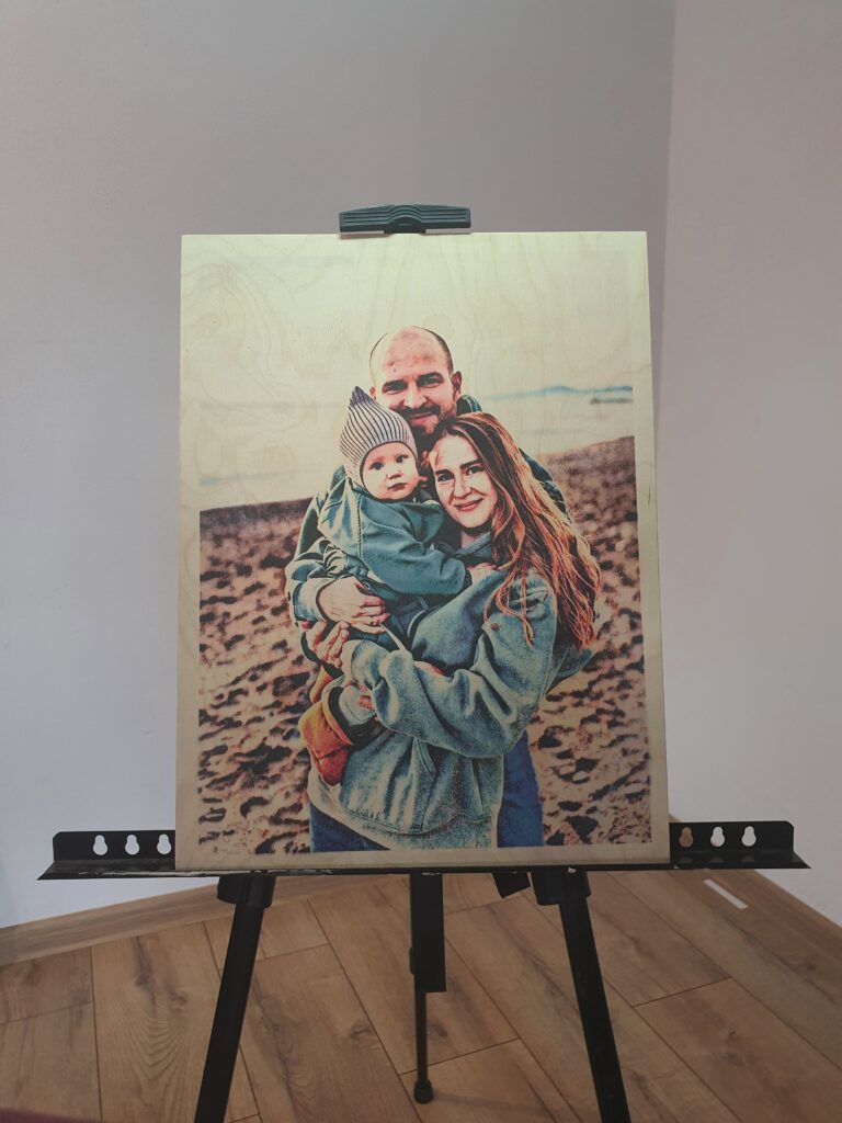 Kolorowy portret rodziców trzymających niemowlę podczas spaceru nad wodą